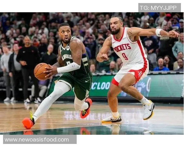 火箭队与雄鹿队激战正酣球迷热情高涨精彩瞬间回顾